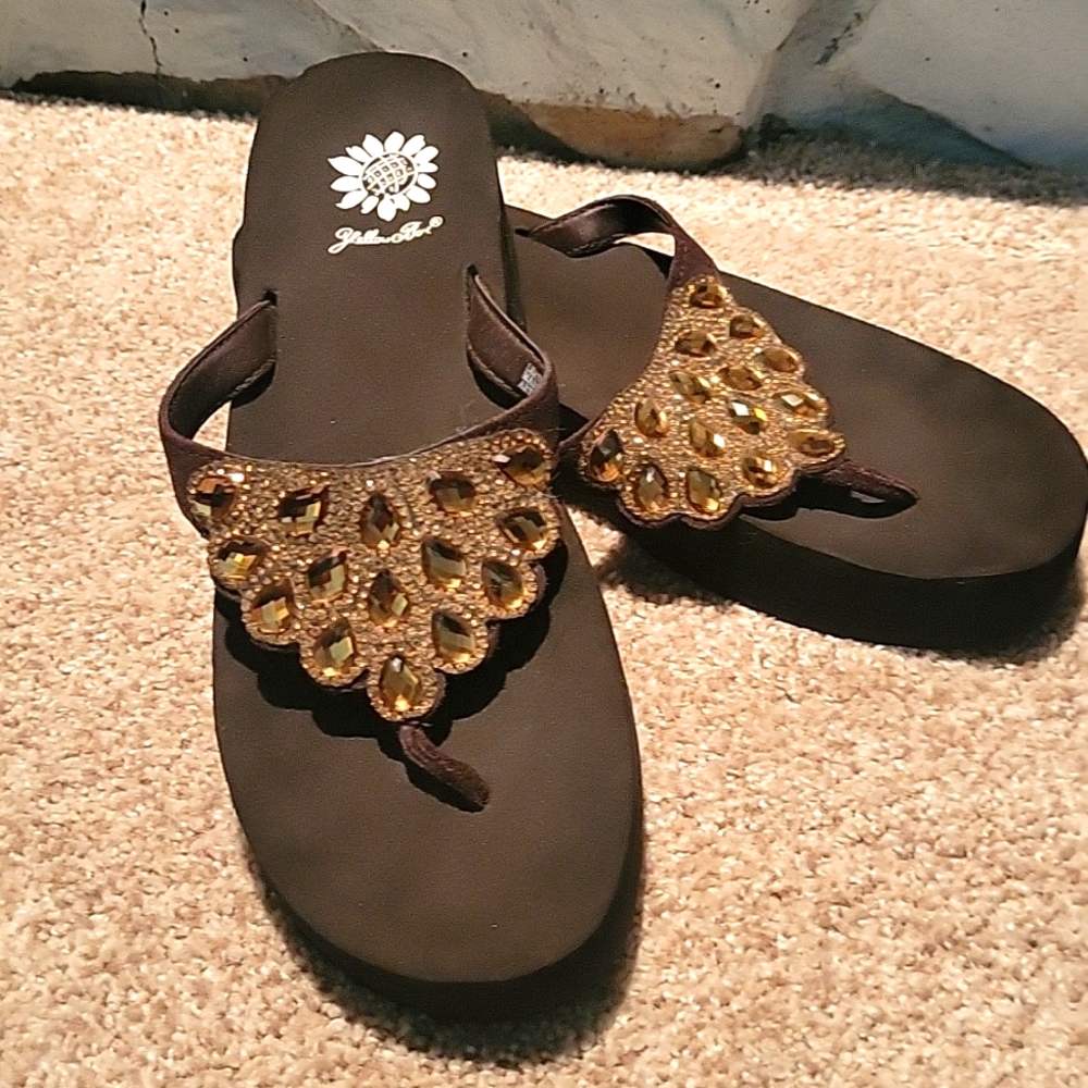 Yellow Box Brown with Rhinestones Size 8 Excellent Condition